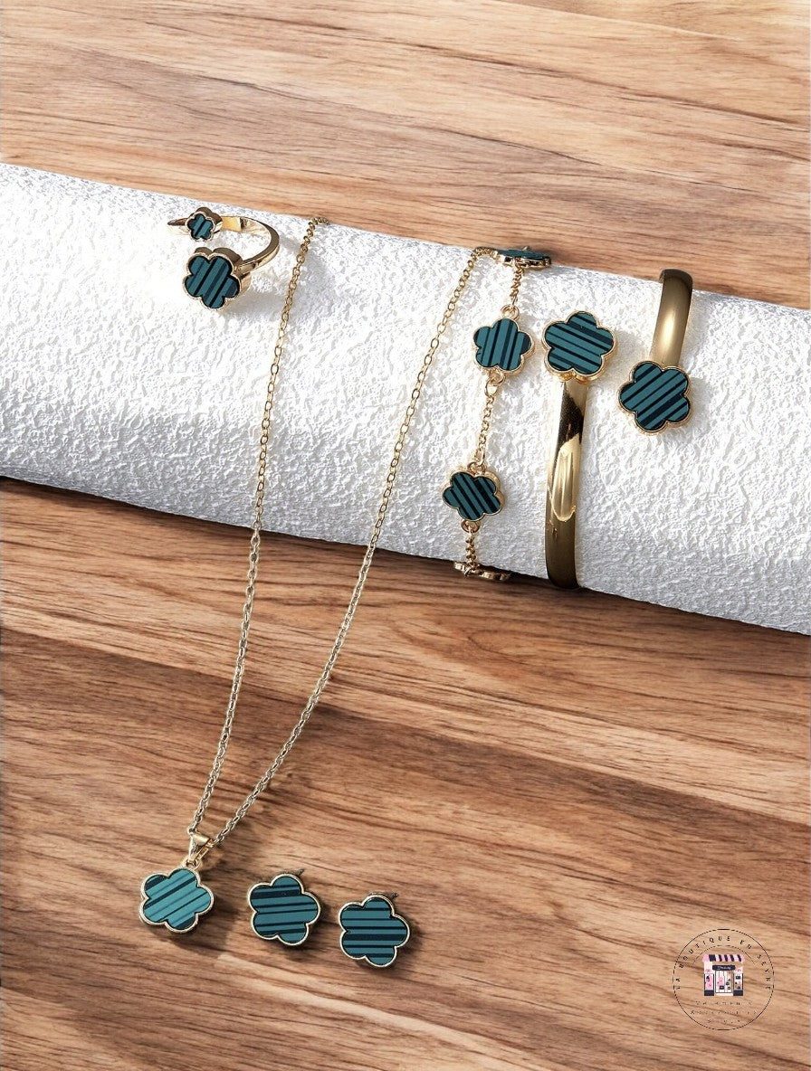 Parure comprenant 5 bijoux dorés fantaisie motif fleurs