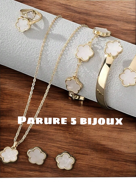Parure comprenant 5 bijoux dorés fantaisie motif fleurs