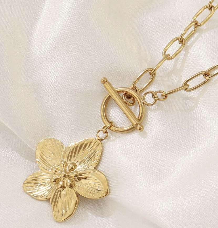 Collier bijoux dorés fleurs