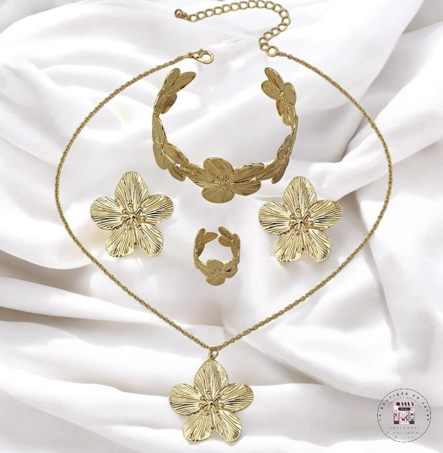 Parure comprenant 4 bijoux dorés ou argentés motif fleurs