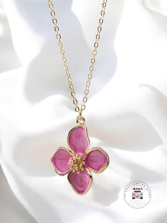 Collier bijoux dorés fleurs trèfle blanc, rose ou vert d'eau