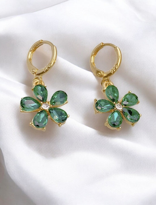 Boucles d’oreilles créoles pendantes dorées et fleurs vertes émeraude