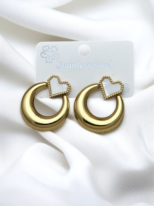 Boucles d'oreilles créoles dorées et cœur blanc ou noir