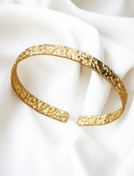 Manchette dorée martelée effet texturé