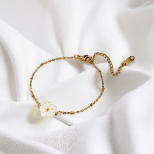 Bracelet doré perles et fleurs blanches
