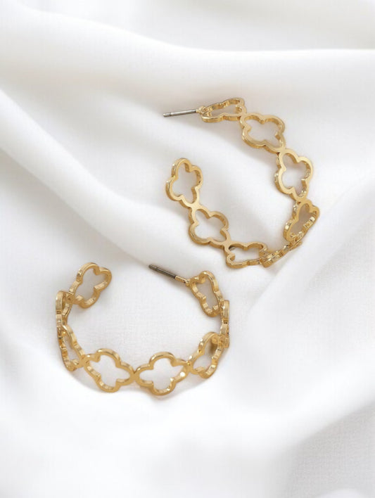 Boucles d’oreilles créoles dorées fleurs trèfle porte bonheur