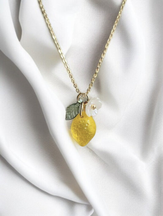 Collier doré pendentif citron et fleurs femme