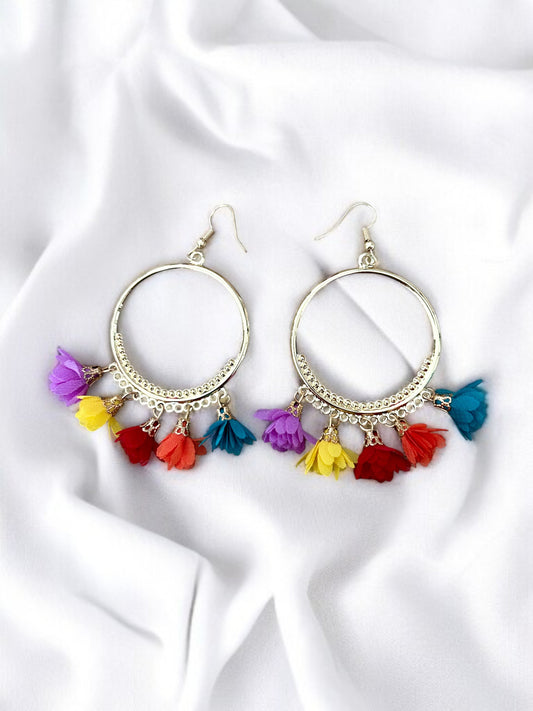 Boucles d’oreilles créoles dorées et fleurs multicolores