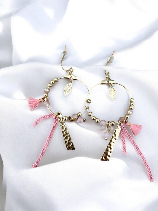 Boucles d’oreilles créoles pendantes dorées rose avec feuille pompons