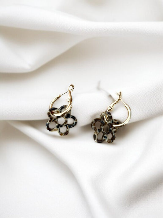 Boucles d’oreilles créoles dorées avec pampilles fleurs