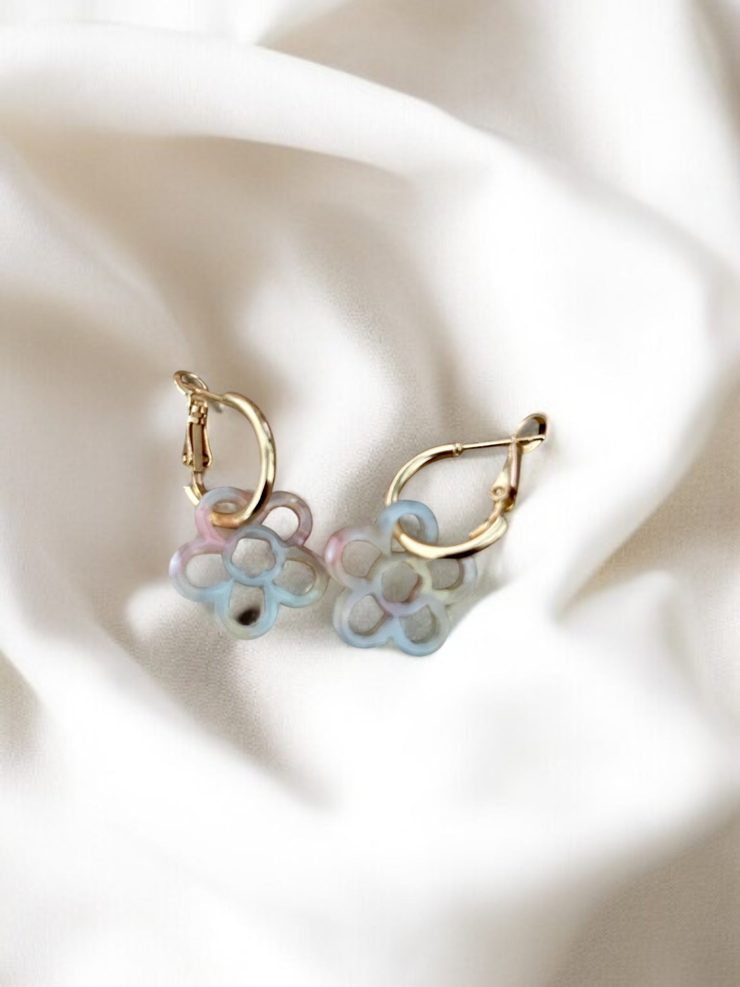 Boucles d’oreilles créoles dorées avec pampilles fleurs