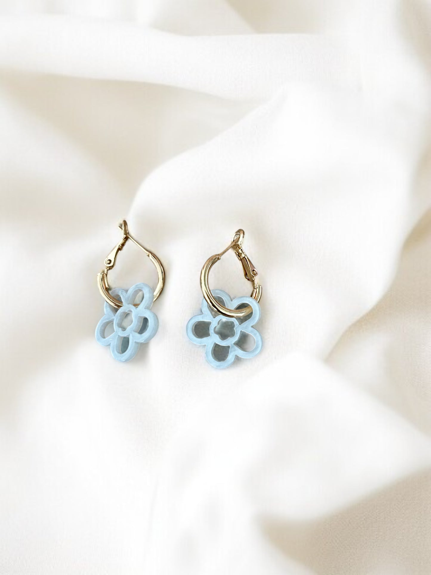 Boucles d’oreilles créoles dorées avec pampilles fleurs