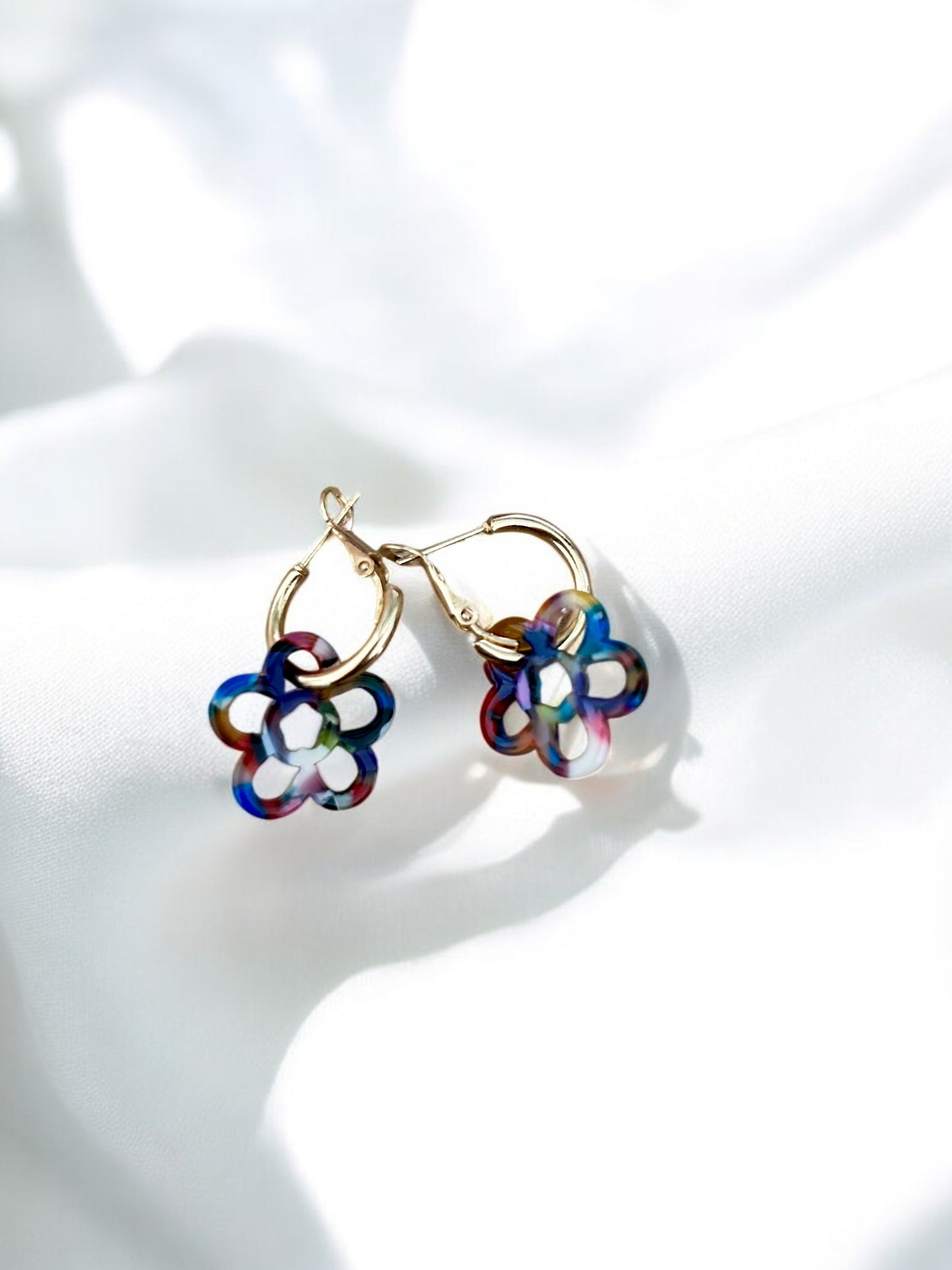 Boucles d’oreilles créoles dorées avec pampilles fleurs