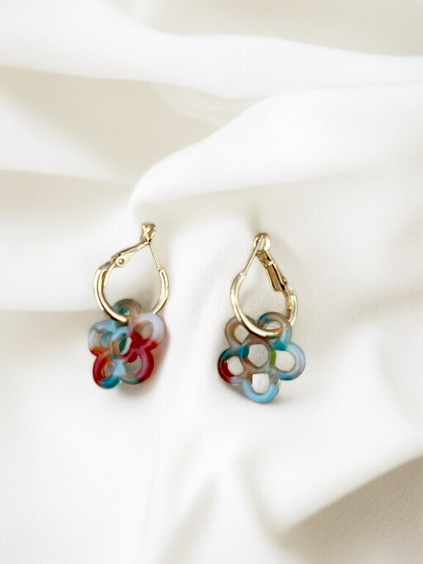 Boucles d’oreilles créoles dorées avec pampilles fleurs