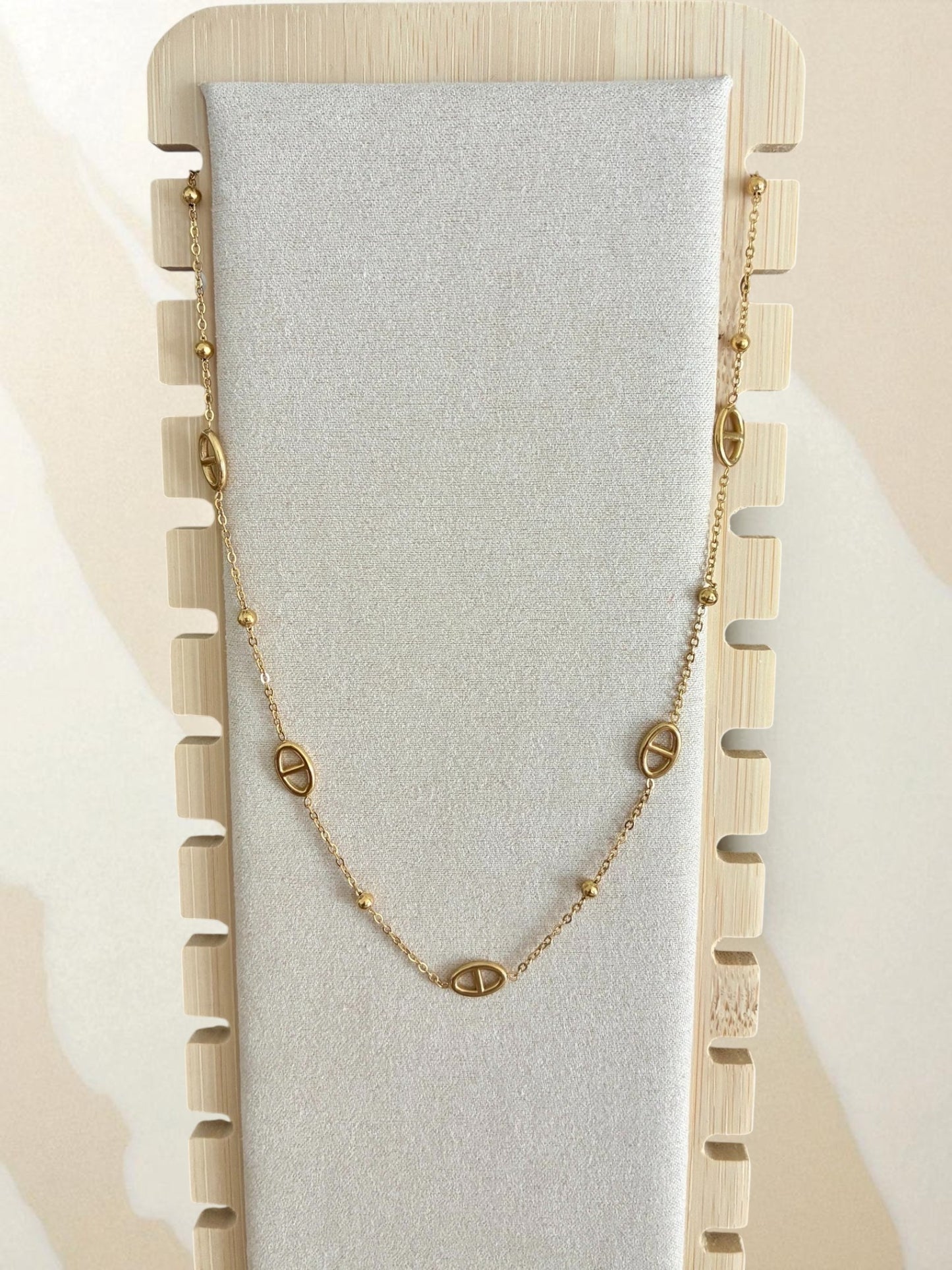 Collier doré et grain de café