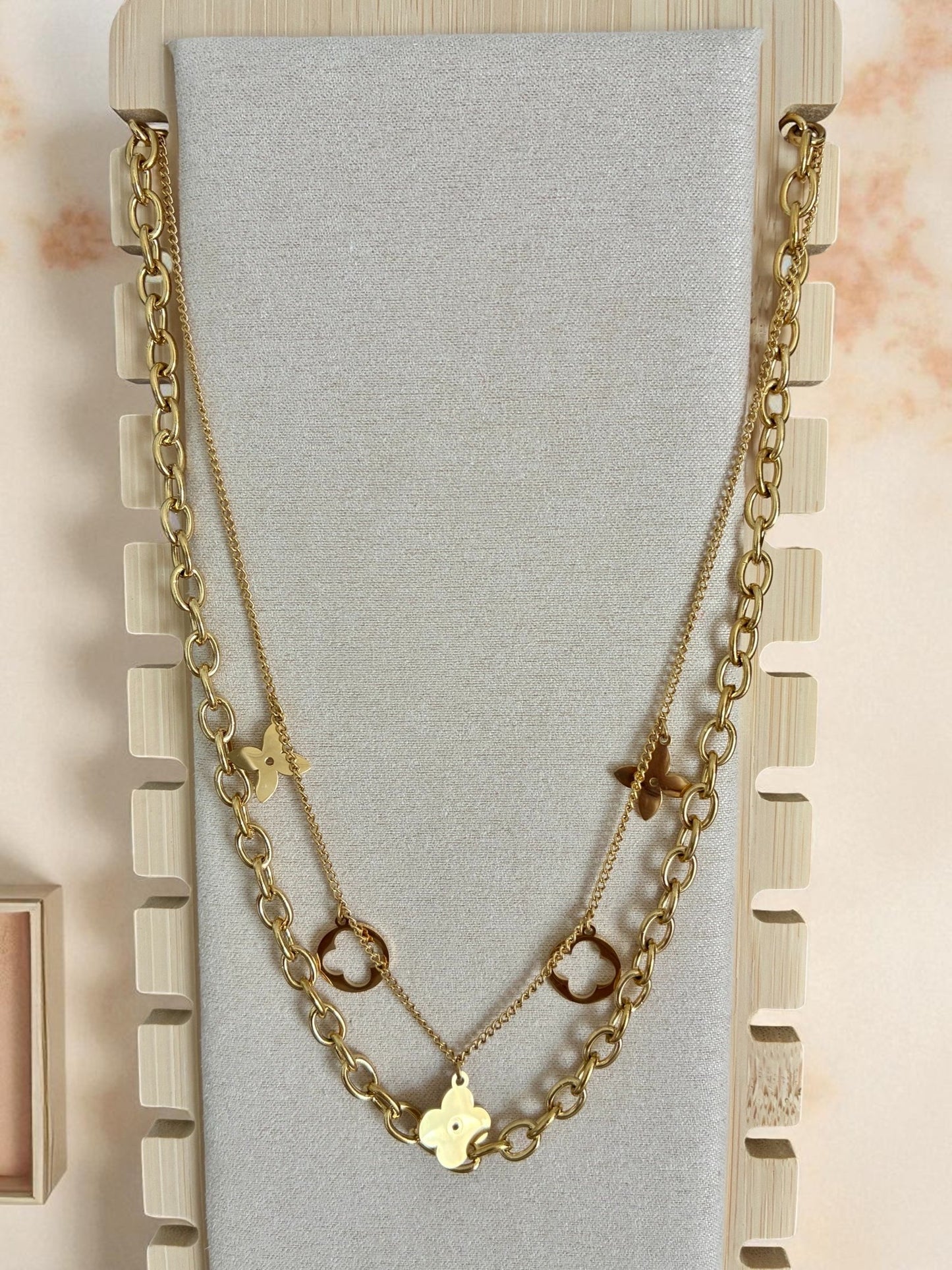 Collier double rang doré et fleurs trèfle