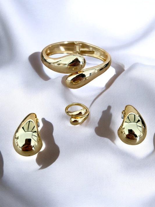 Parure comprenant 3 bijoux couleur dorées motif goutte d'eau