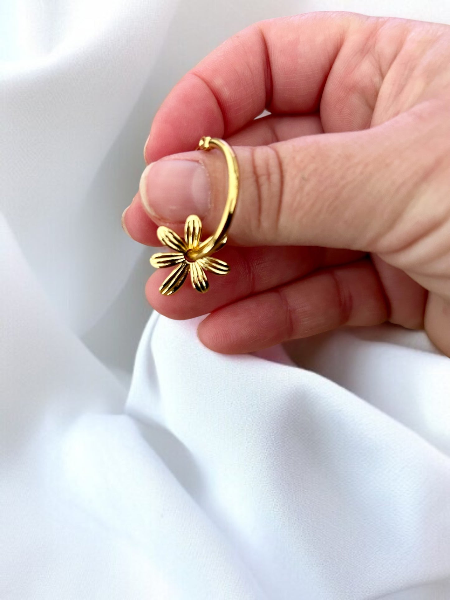 Boucles d’oreilles créoles fleurs dorées