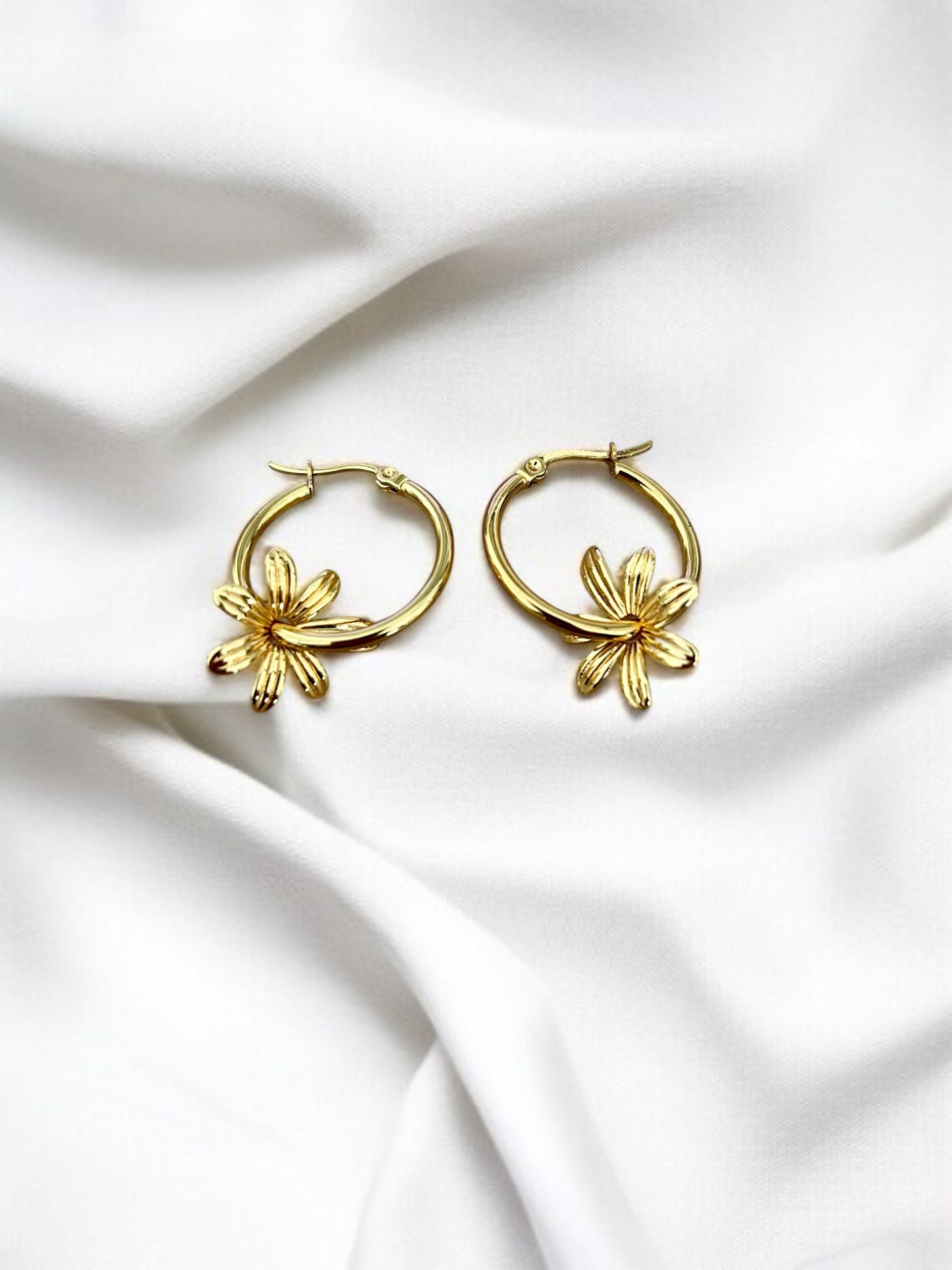 Boucles d’oreilles créoles fleurs dorées