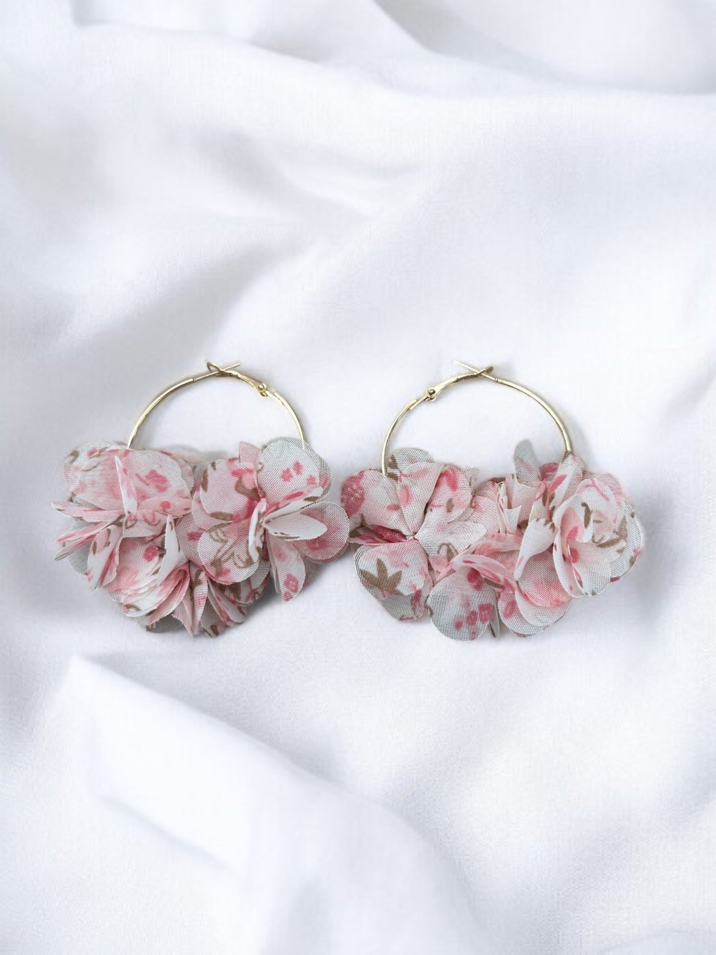 Boucles d’oreilles créoles dorées à motifs en tissu