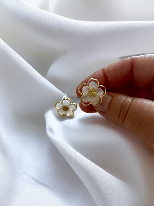 Boucles d’oreilles dorées fleurs blanches