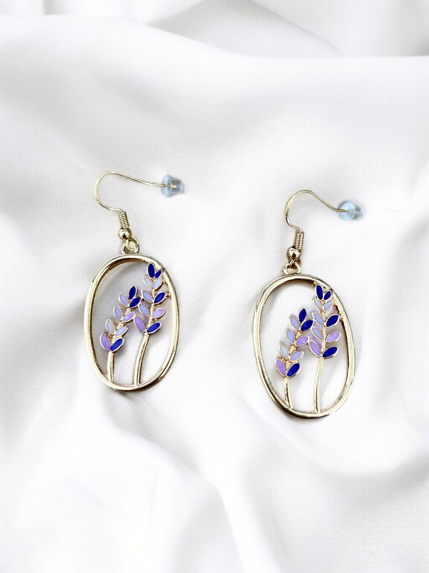 Boucles d'oreilles créoles pendantes dorées et fleurs lilas