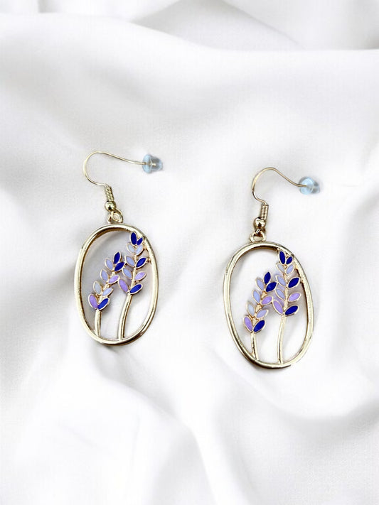 Boucles d'oreilles créoles pendantes dorées et fleurs lilas