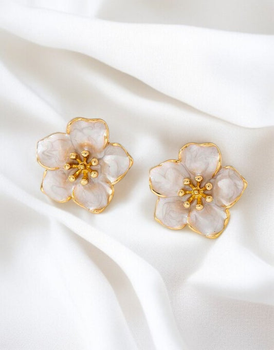 Boucles d’oreilles dorées fleurs et blanches