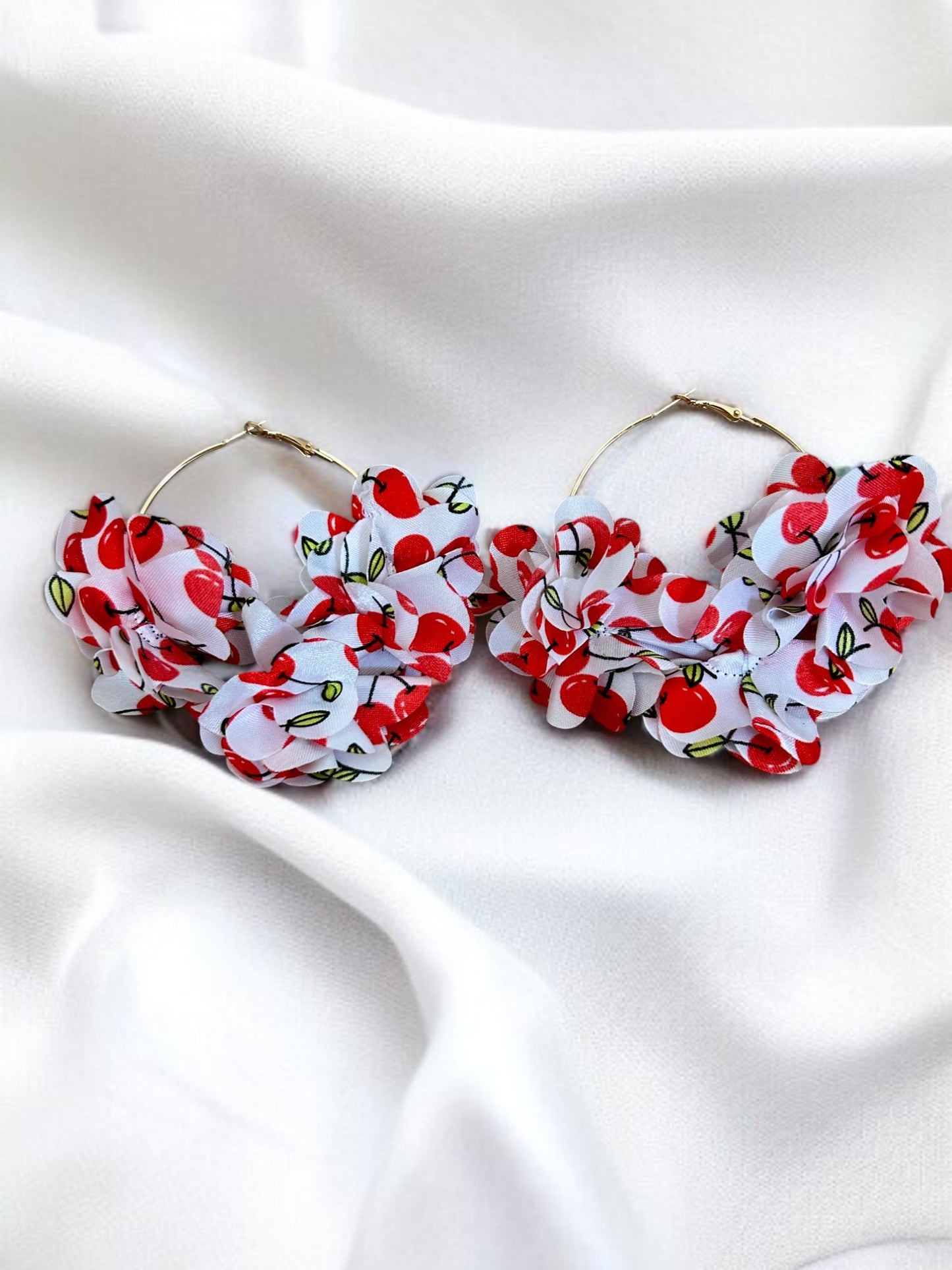 Boucles d’oreilles créoles dorées à motifs en tissu