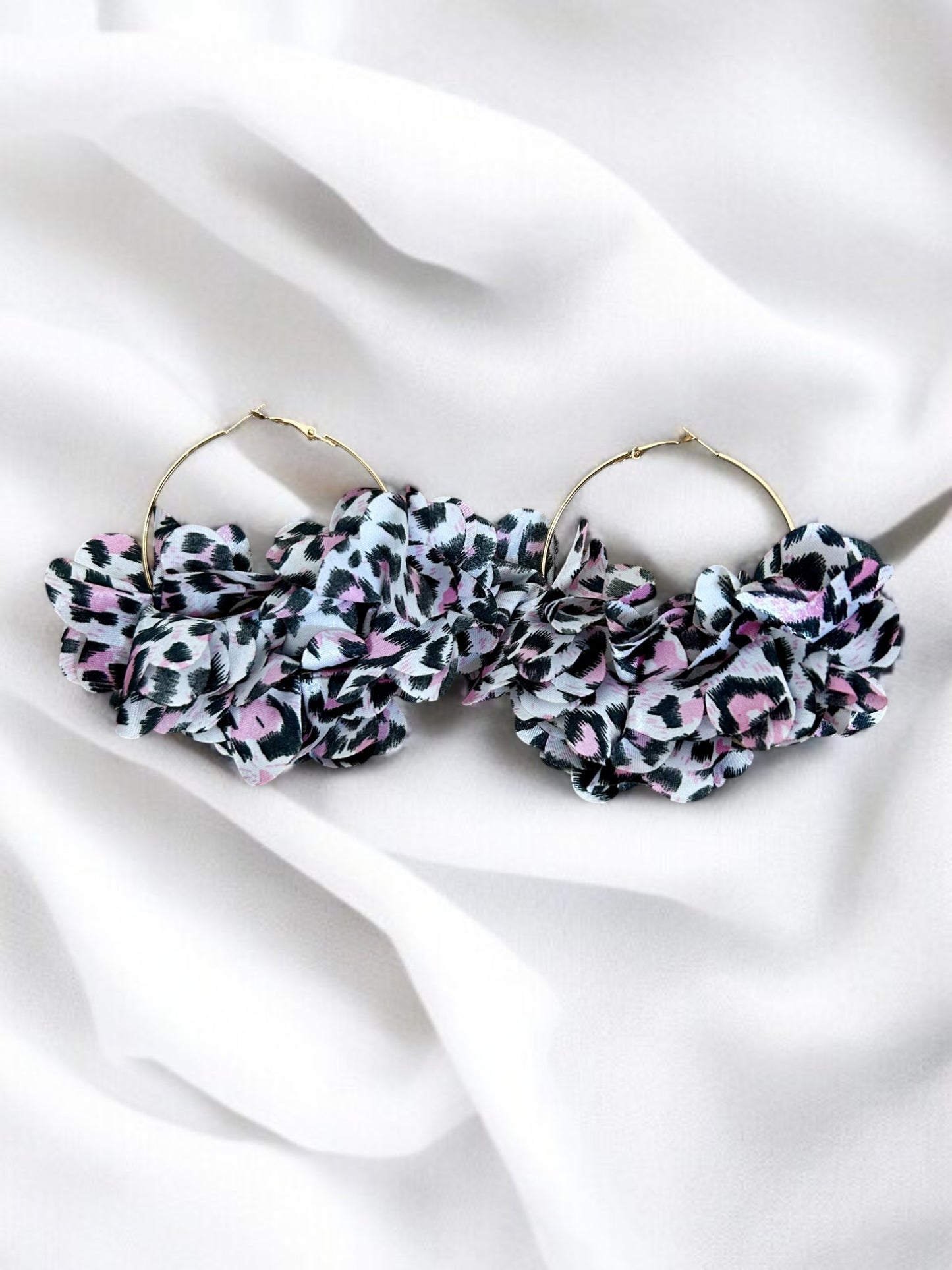 Boucles d’oreilles créoles dorées à motifs en tissu