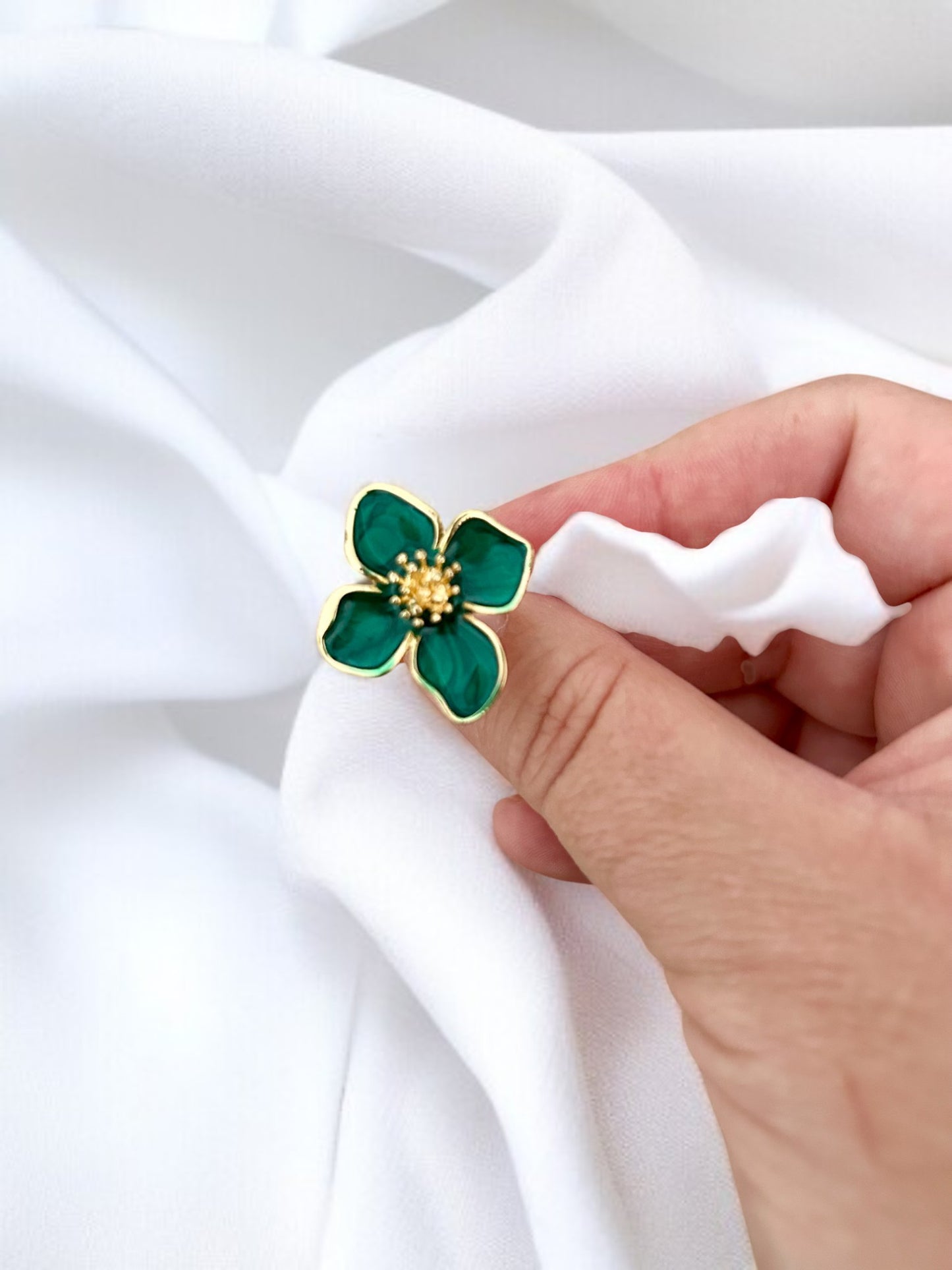 Bague fleurs dorées réglable blanc, rose ou vert d'eau