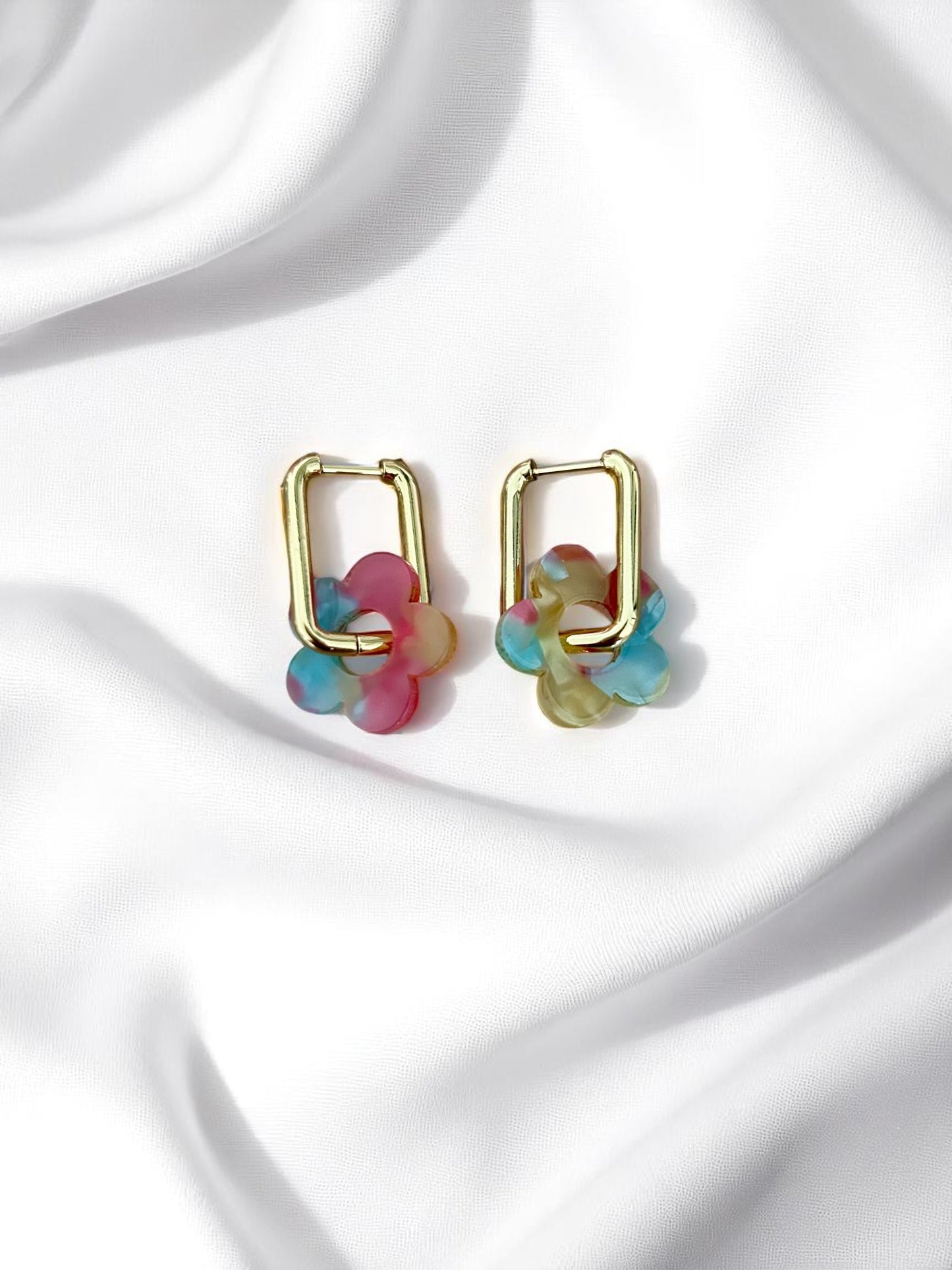 Personnalise ta paire de boucles d'oreilles créoles et pampilles fleurs