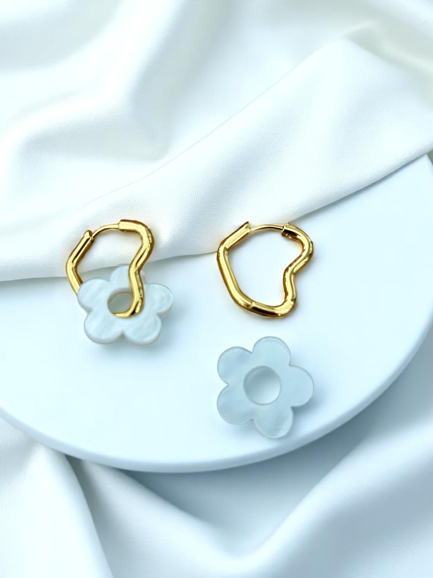 Personnalise ta paire de boucles d'oreilles créoles et pampilles fleurs