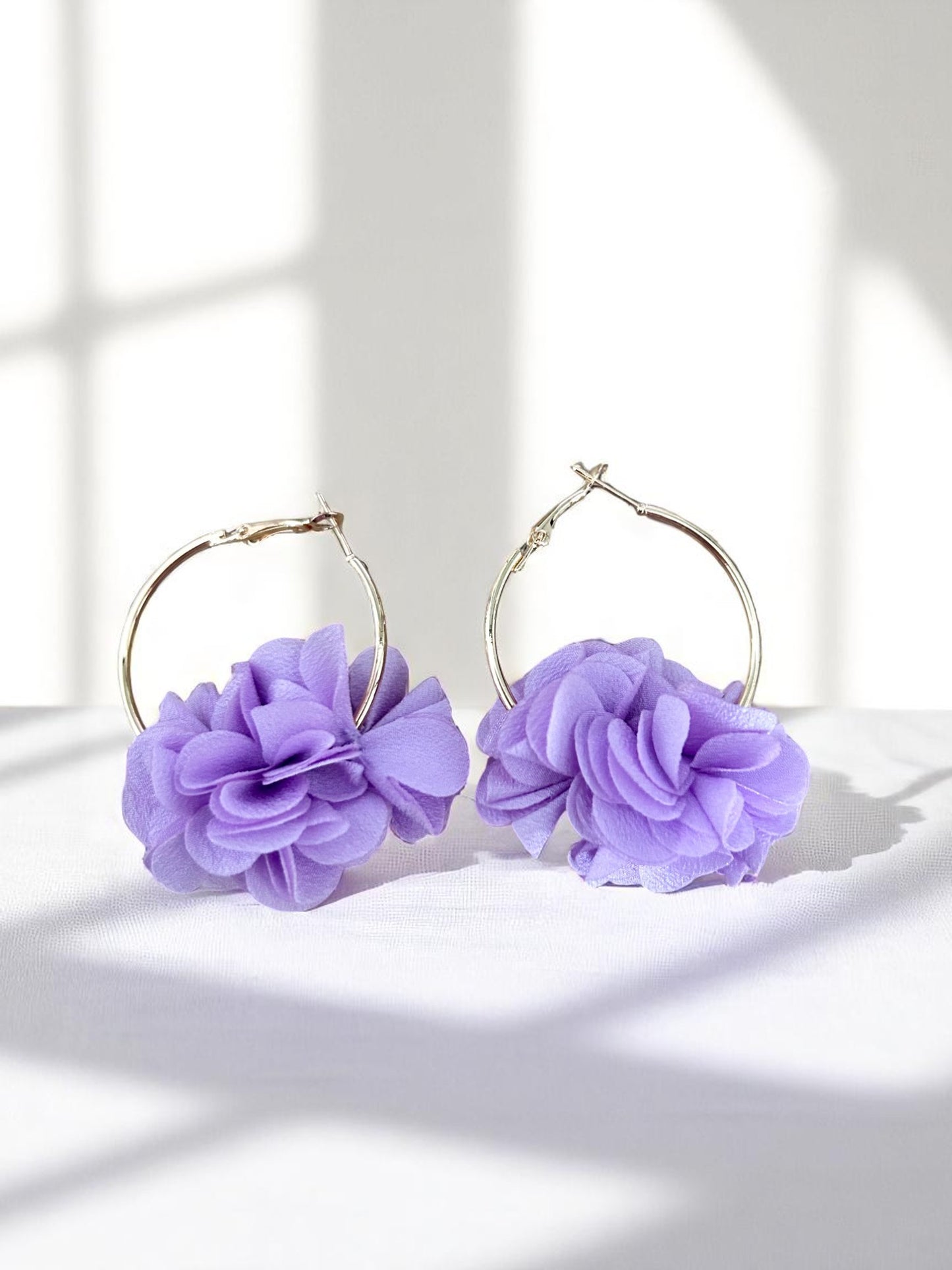 Boucles d’oreilles créoles dorées en tissu