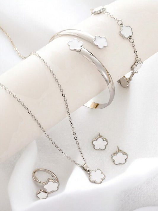 Parure comprenant 4 bijoux argentés noir/blanc ou vert fleurs