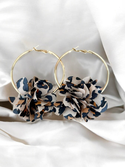 Boucles d’oreilles créoles dorées à  motifs en tissu