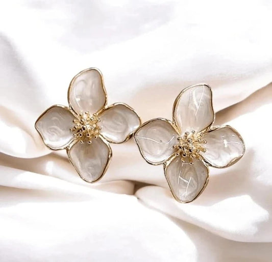 Boucles d’oreilles fleurs dorées blanc ou rose