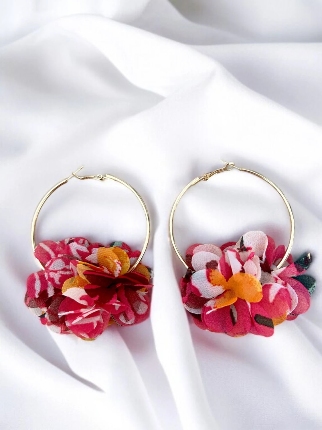 Boucles d’oreilles créoles dorées à motifs en tissu