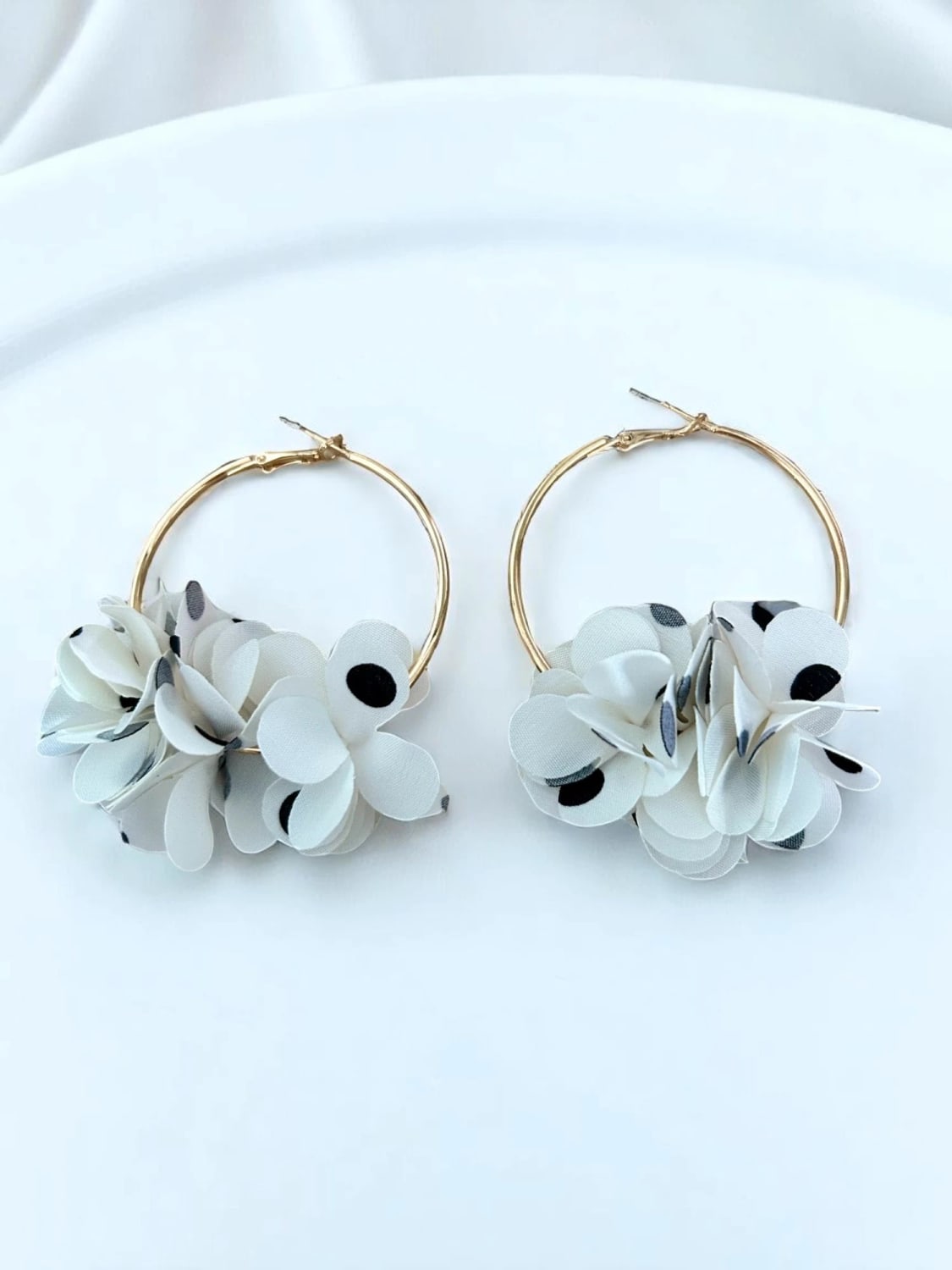 Boucles d’oreilles créoles dorées à motifs en tissu