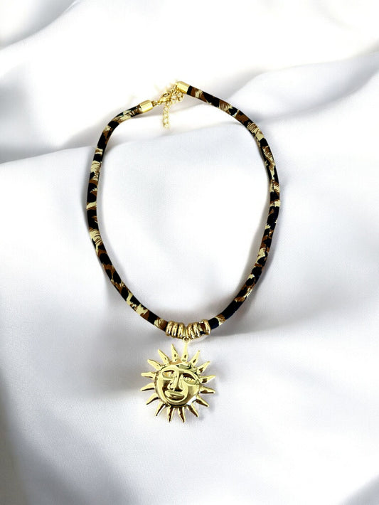 Collier ras de cou en tissu marron léopard pendentif doré