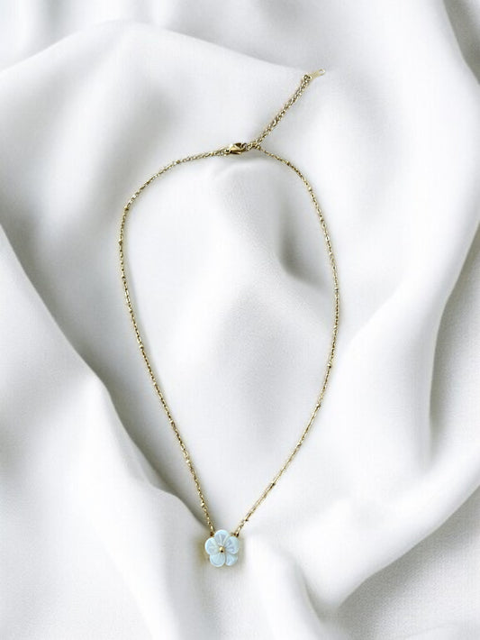 Collier doré et fleurs blanches et petites perles