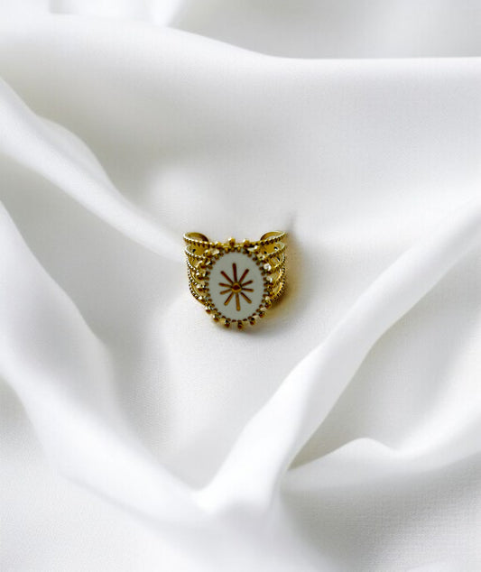 Bague dorée et blanche et soleil