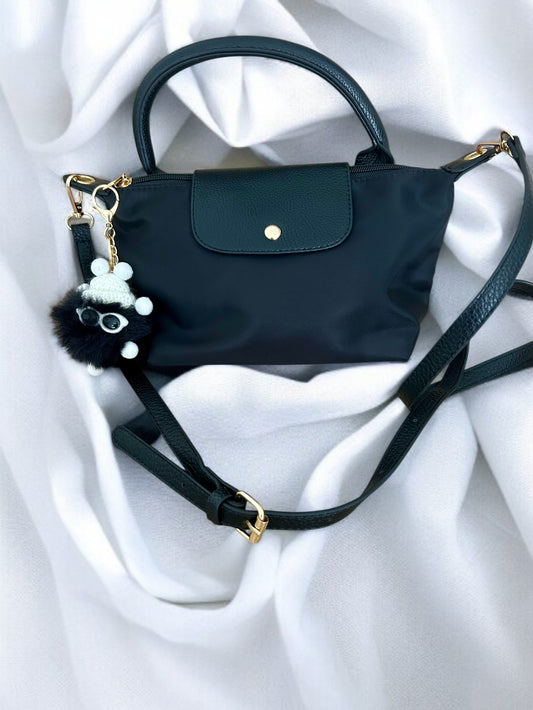 Mini sac bandoulière noir et avec rabat et porte clé minions