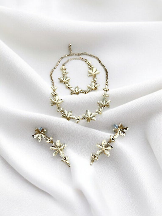 Parure de 3 bijoux dorés et fantaisie motif fleurs