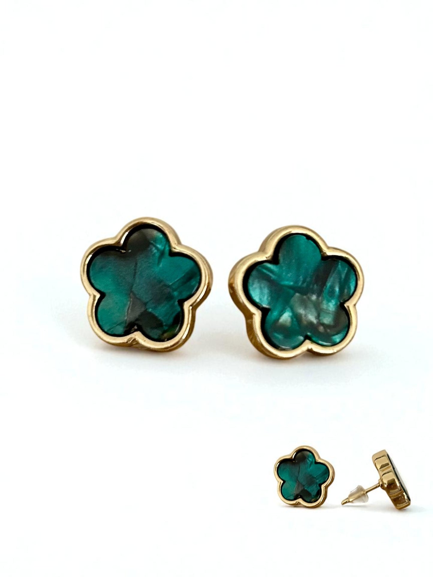 1 paire de boucles d’oreilles dorées fleurs - trèfle à 5 feuilles avec fermoir