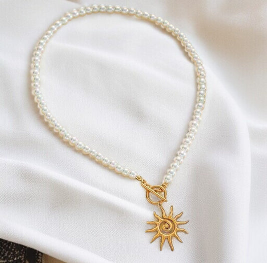Collier ras de cou perles pendentif doré soleil
