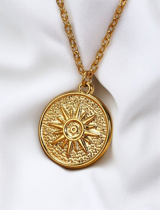 Collier doré avec pendentif pièce étoile