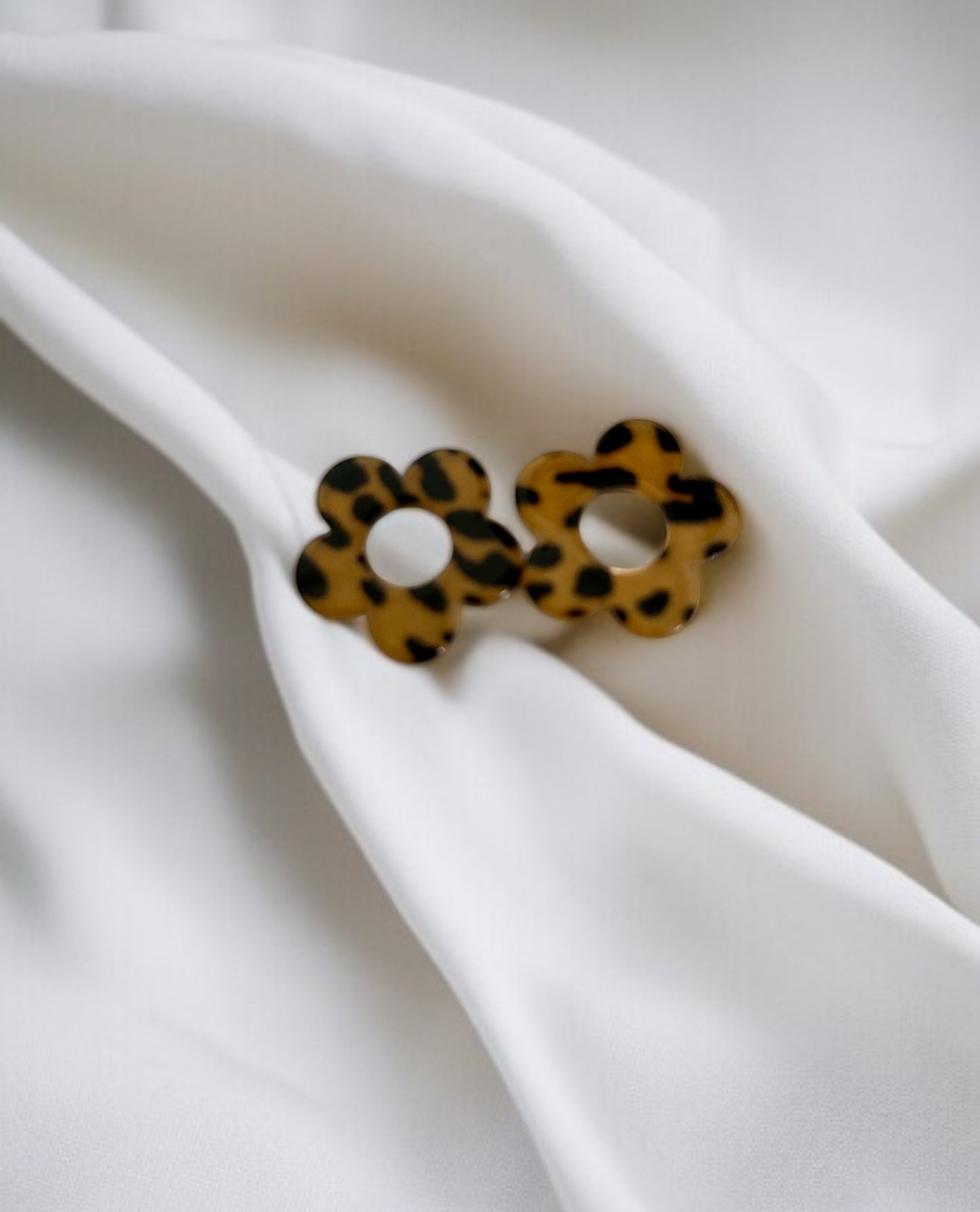 Personnalise ta paire de boucles d'oreilles créoles et pampilles fleurs