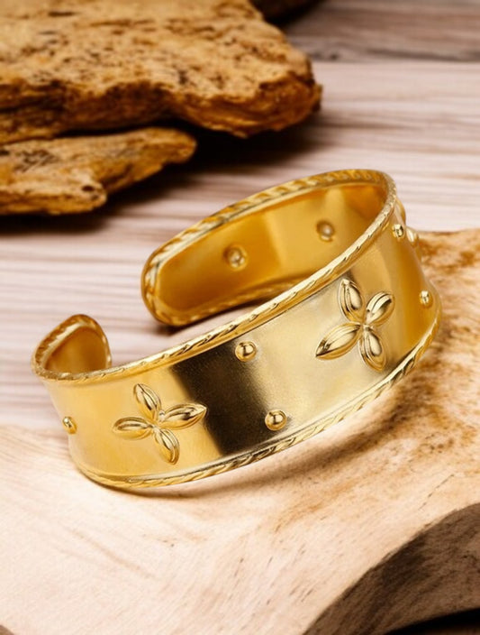 Manchette dorée avec ornement de fleurs