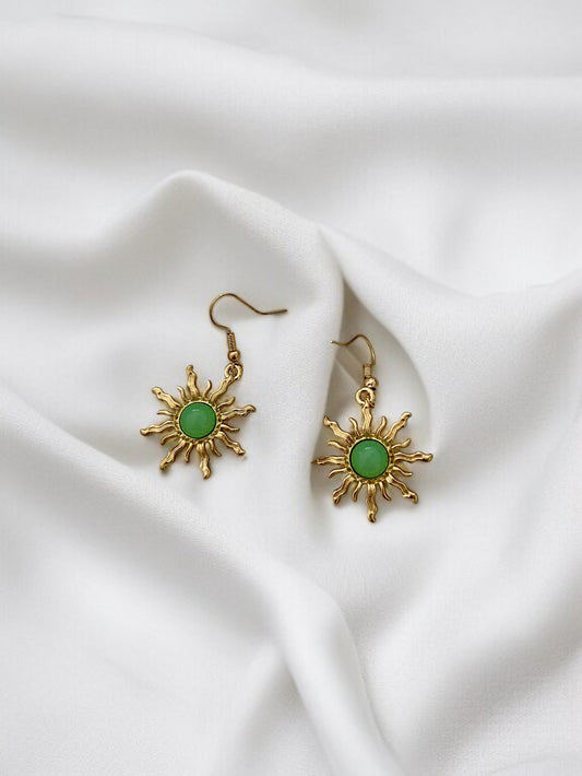 Boucles d'oreilles pendantes dorées et vert motif soleil